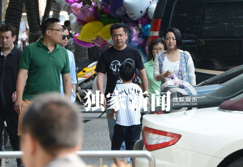 獨家直擊 王中磊攜妻兒溫馨出行，夫妻恩愛牽手，兒子活潑盡顯童真
